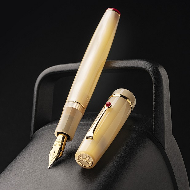 Stylo plume Leonardo Cavalluccio Rosso Panta Rei en nacre ivoire GT