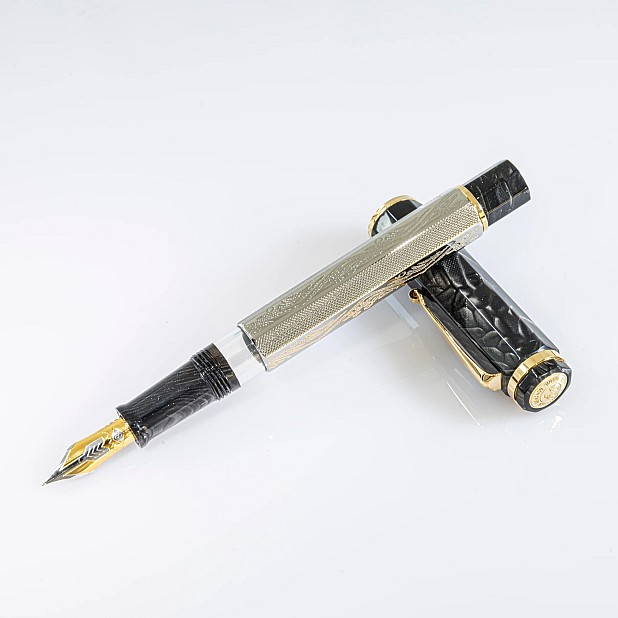 Omas Cobra Silver Guilloché Stylo plume