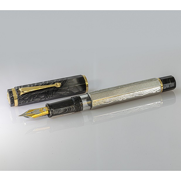 Omas Cobra Silver Guilloché Stylo plume