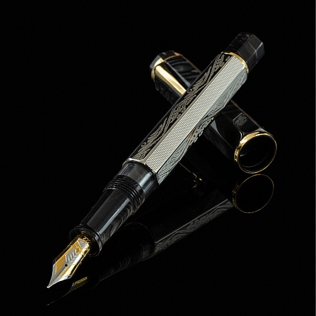 Omas Cobra Silver Guilloché Stylo plume