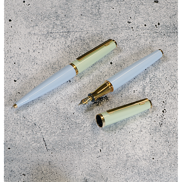 Otto Hutt Design 06 Glacier Soft Green Roller