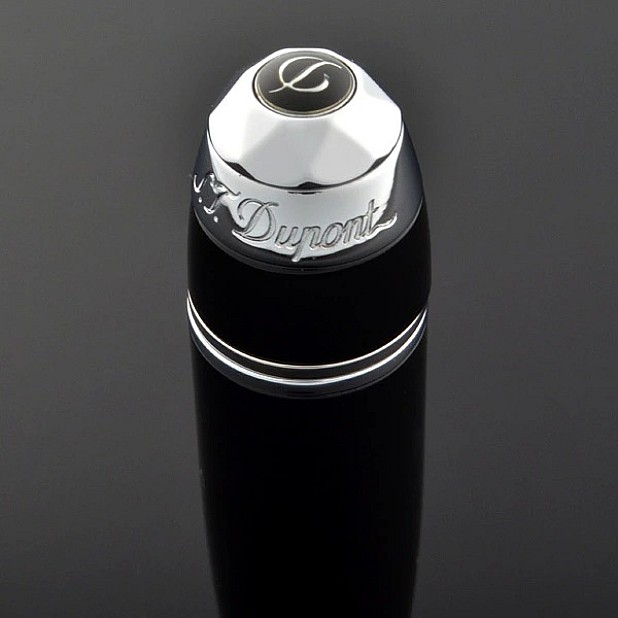S.T. Dupont Liberté  Black Lacquer Lighter 22100