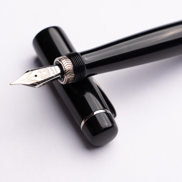 Ulpia 117 Ebonite Absolute Black ST Reservoarpenna