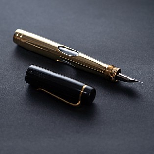 Ulpia 117 Ebonite Black and Brass Mira GT Caneta de Tinta Permanente