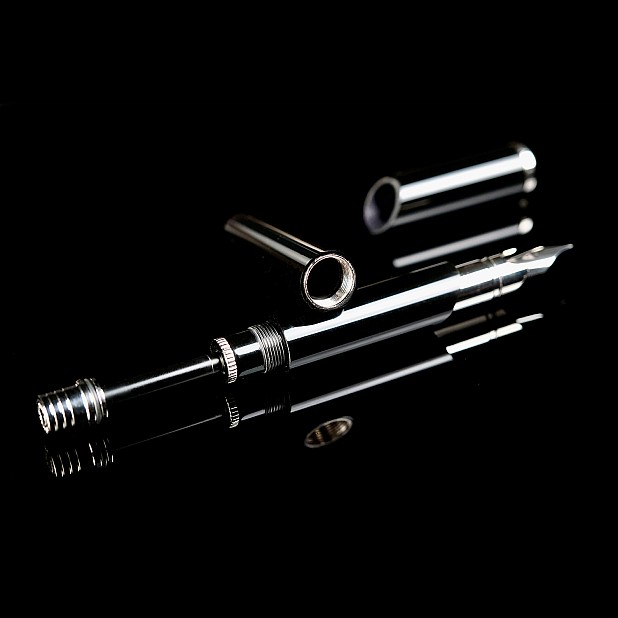 Venvstas Calibro 8 White Tie Fountain pen