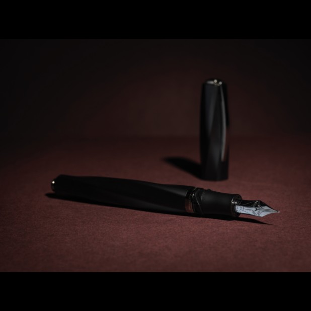 Visconti Divina Matte Black Reservoarpenna