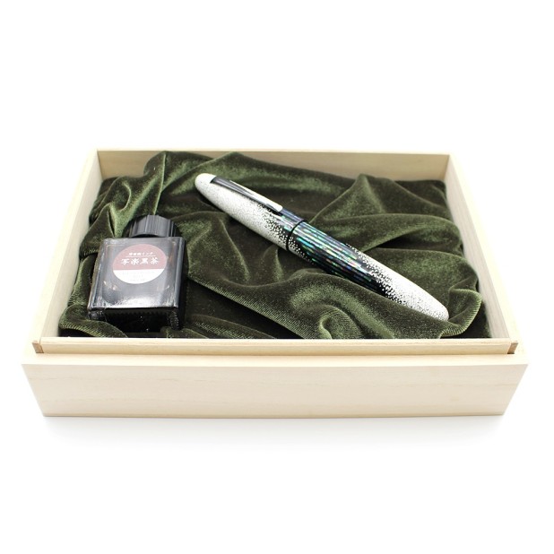 Taccia Miyabi Empress Maki-e Winter Breath LE Fountain pen