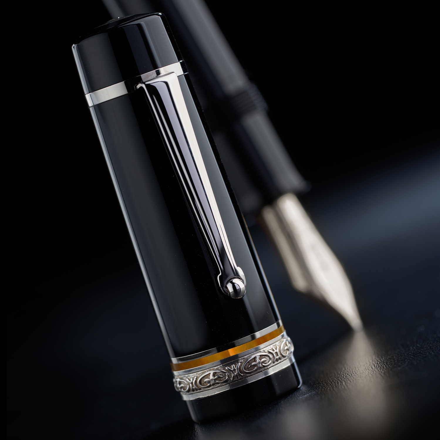 Delta Magnifica Orange Oversize ST Fountain pen