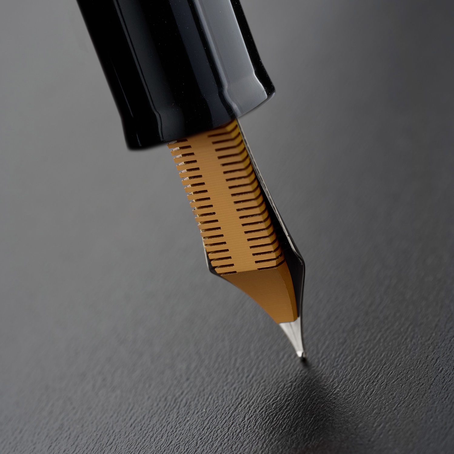 Delta Magnifica Orange Oversize ST Fountain pen