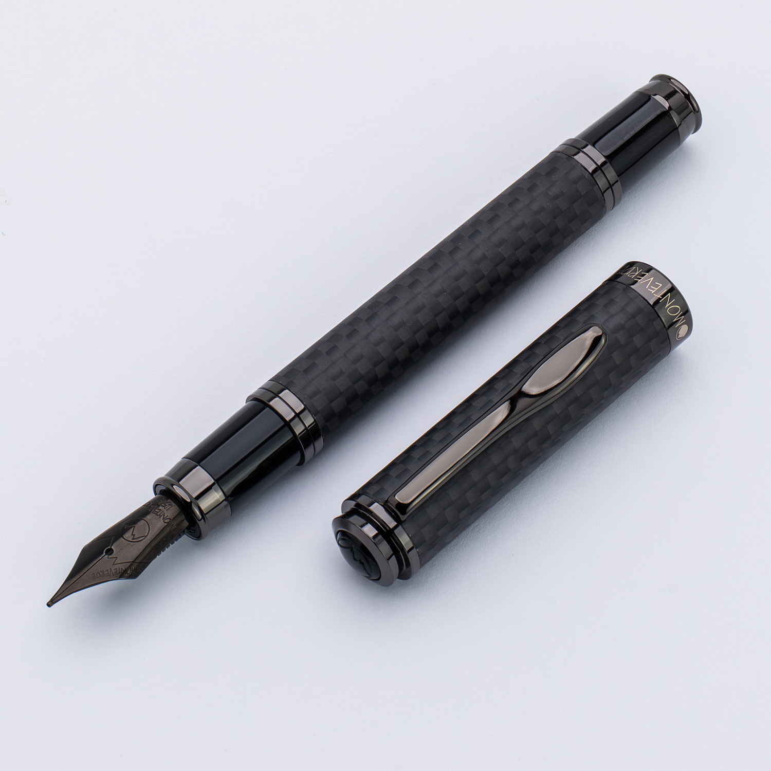 Monteverde Innova Matte Carbon Fiber Gunmetal Plumo Estilográfica