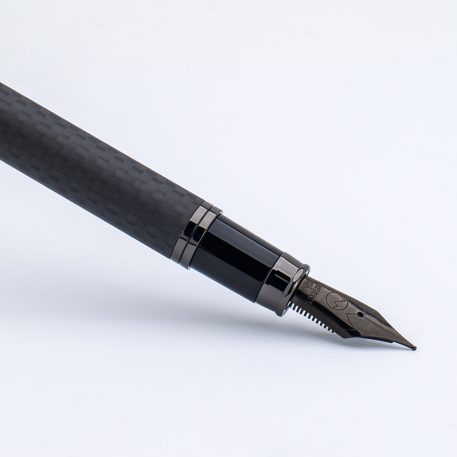 Monteverde Innova Matte Carbon Fiber Gunmetal Plumo Estilográfica