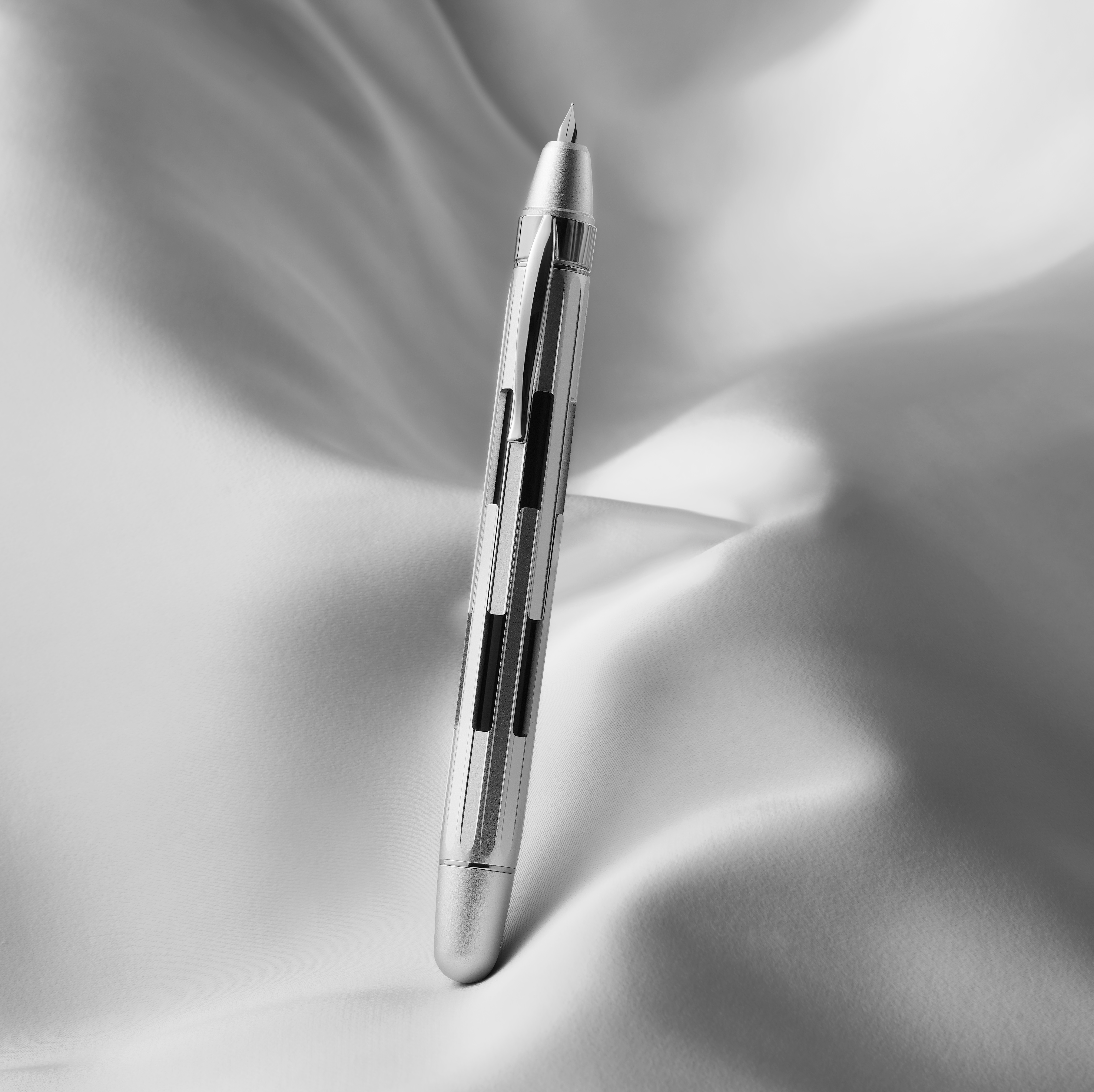 Nahvalur Eclipse Pure Silver Retractable Fountain Pen