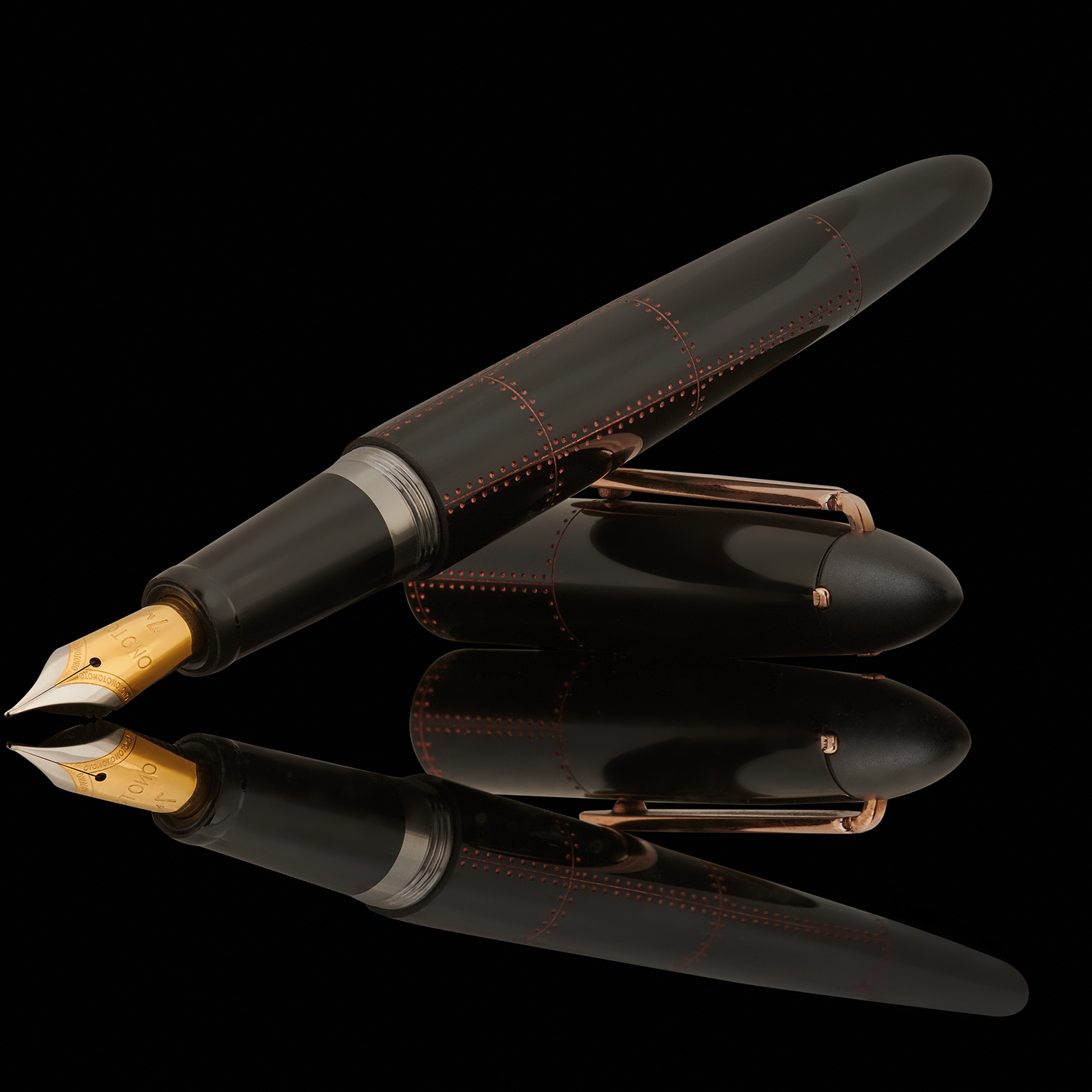 Onoto Aviator Stealth Black with Copper Red Engraving Reservoarpenna
