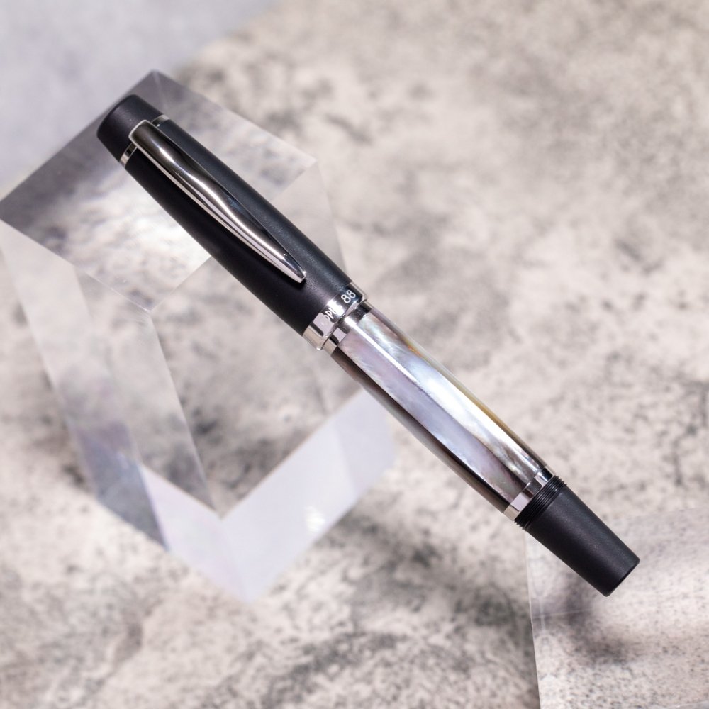 Opus 88 Premium Shell Black Mother of Pearl Vulpen