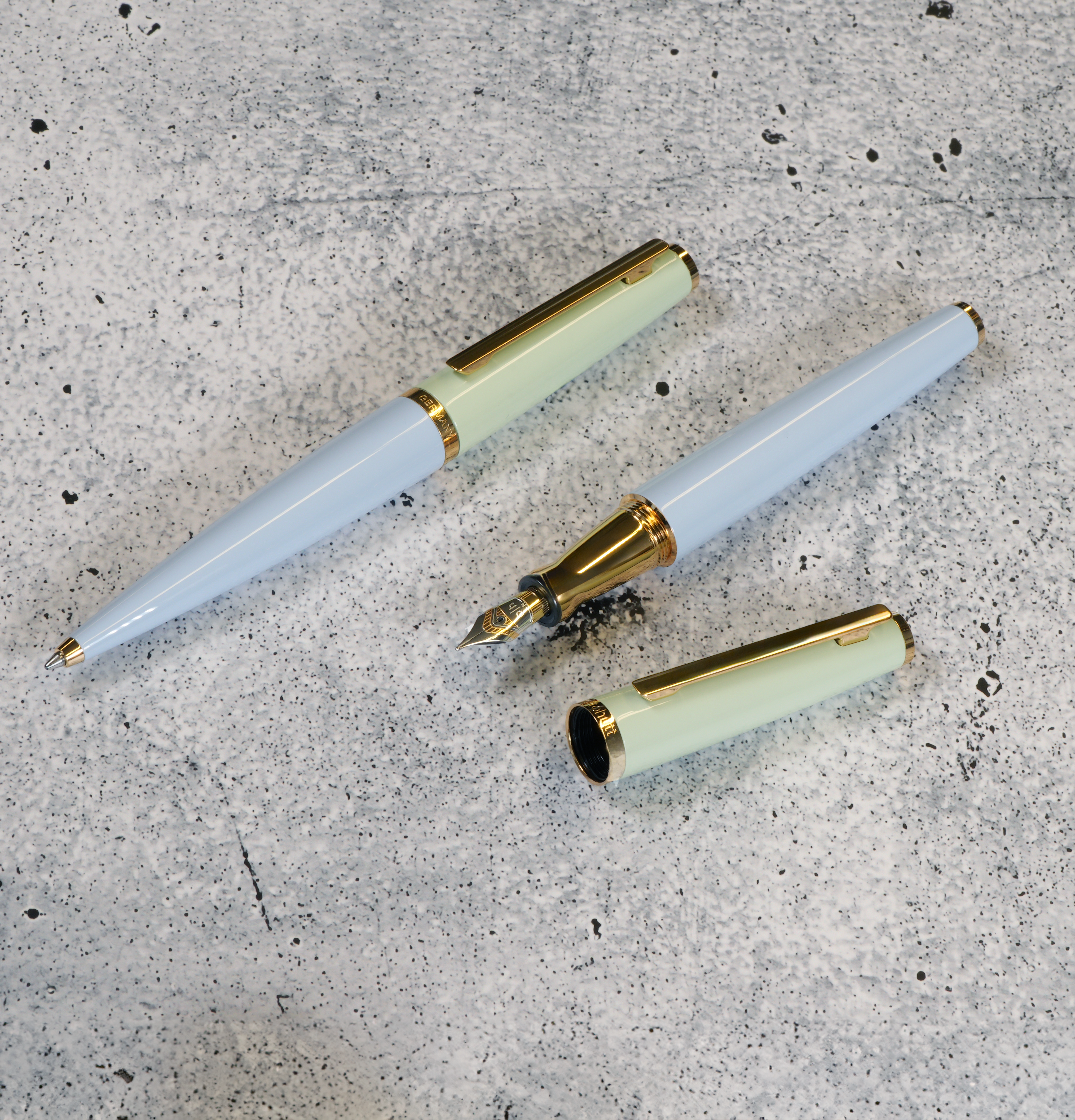 Otto Hutt Design 06 Glacier Soft Green Ballpoint