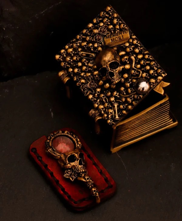 Sepia Writing Accessories Vanitas Brass Penpuntdoosje met Miniatuur Vergrootglas