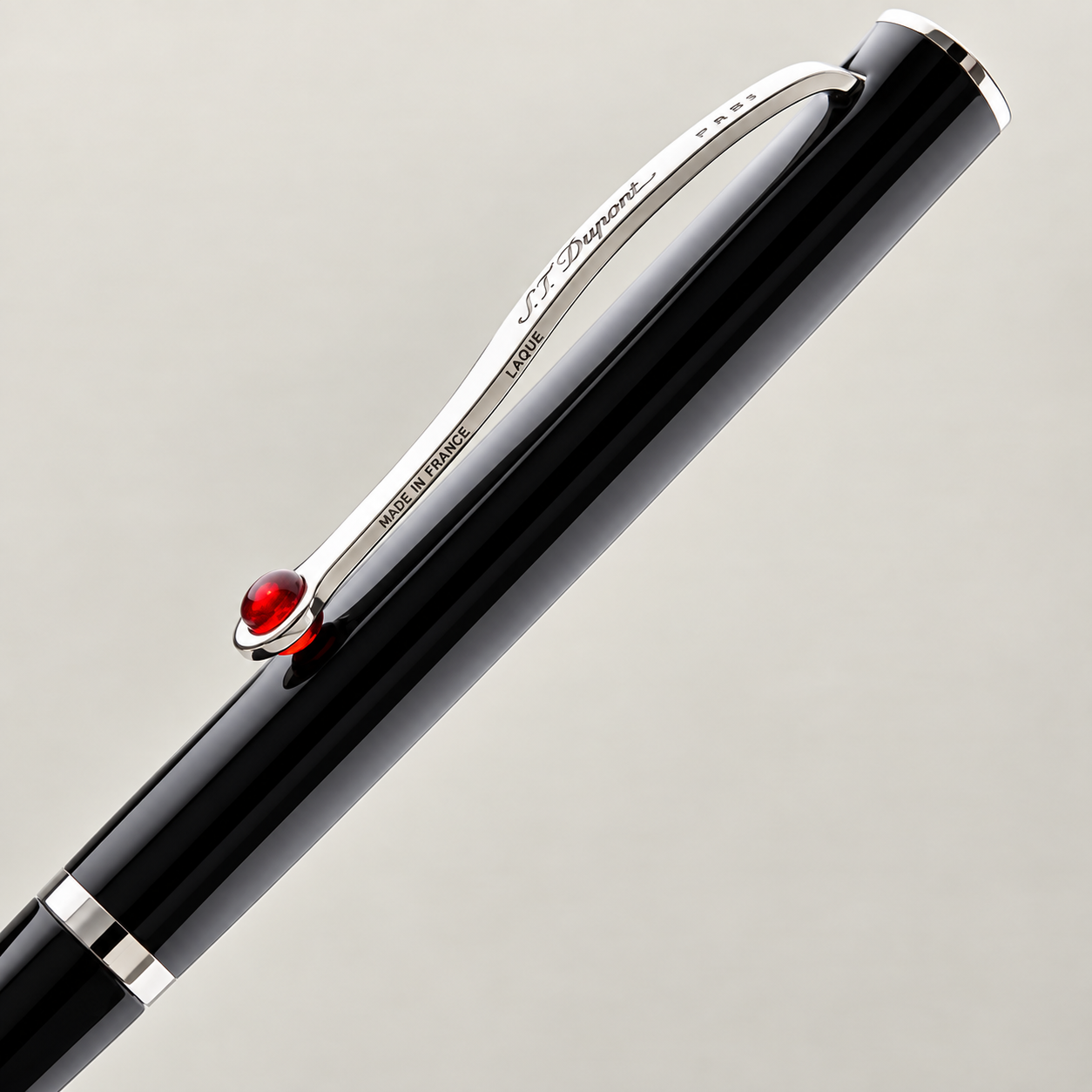 S.T. Dupont Mon Dupont Karl Lagerfeld Black Lacquer Esferográfica 435671