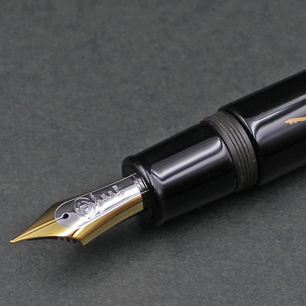 Taccia Kuro-Maki-e Urushi Tsukuyobune Fountain pen