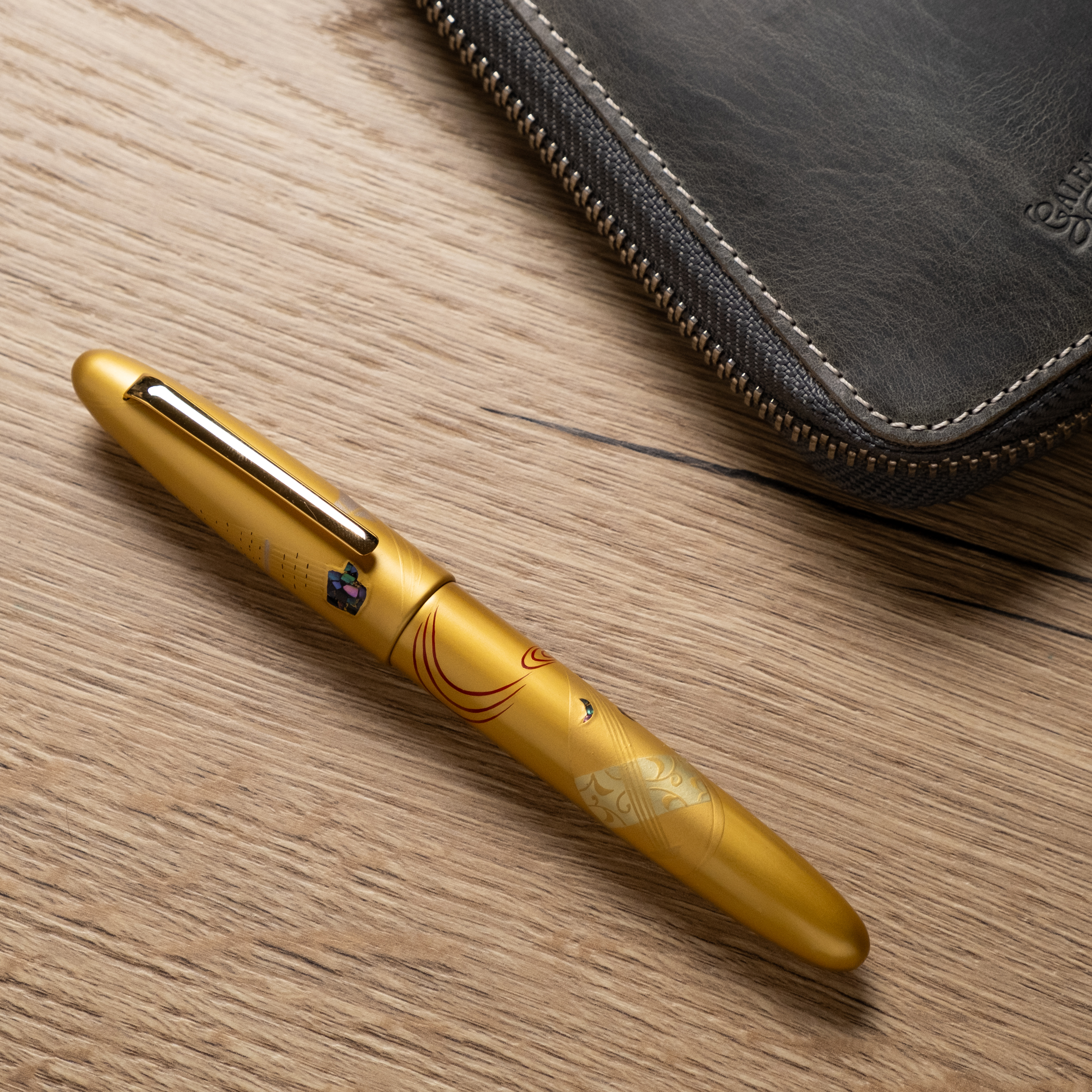 Taccia Kin-ji Maki-e Urushi Gyoku-in Biwa Fountain pen