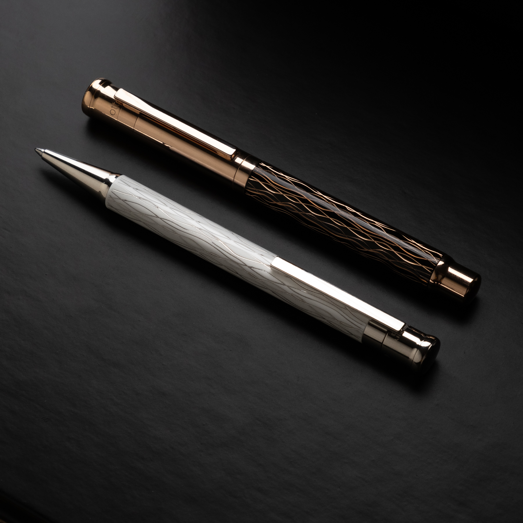 Otto Hutt Design 04 Wave Black Rose Gold Caneta de Tinta Permanente