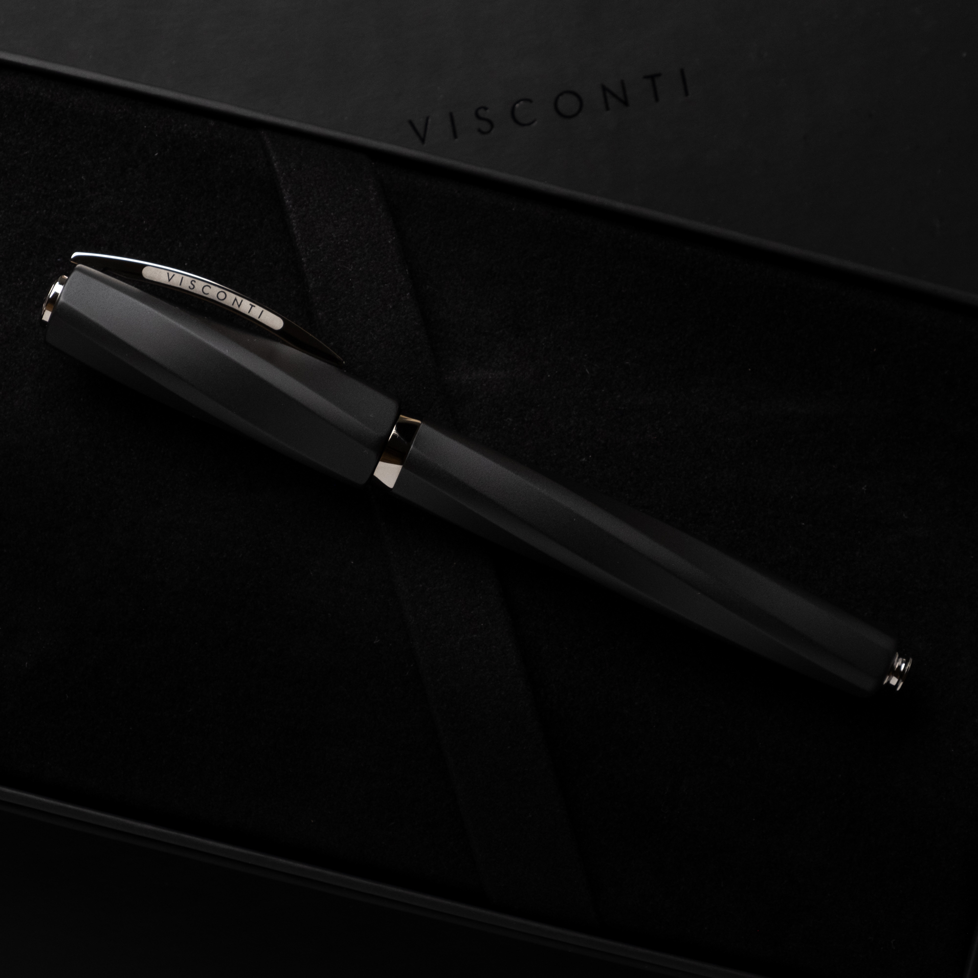 Visconti Divina Matte Black Stylo Plume