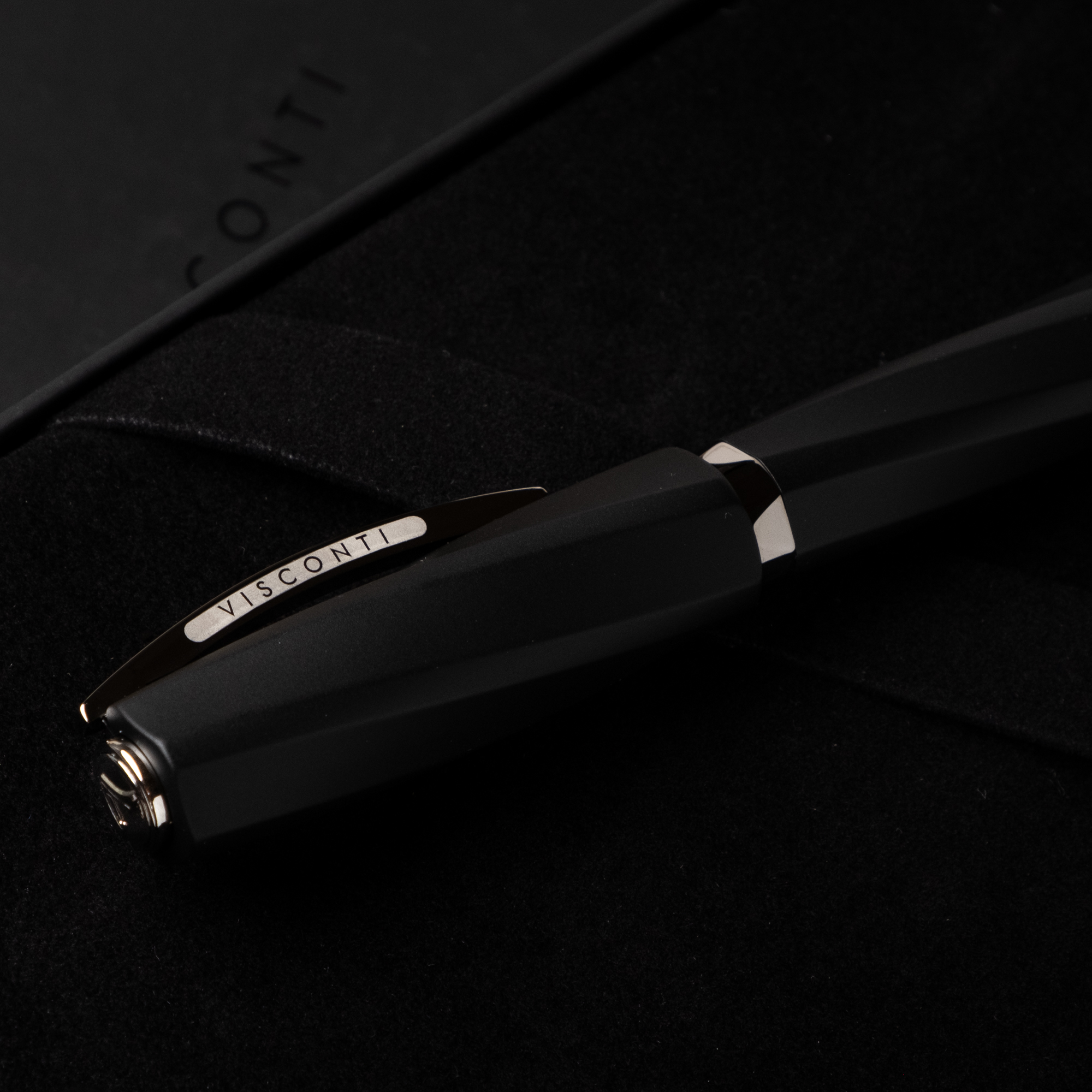 Visconti Divina Matte Black Stylo Plume
