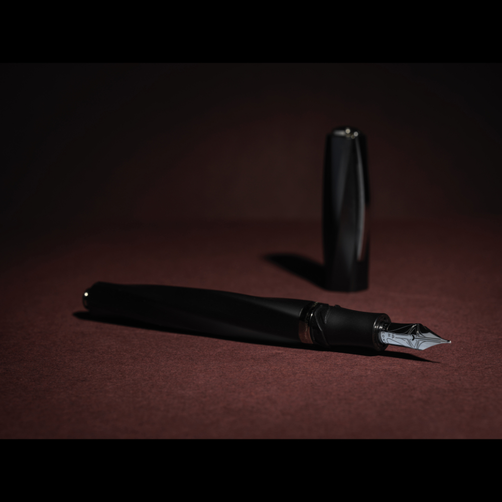Visconti Divina Matte Black Stylo Plume