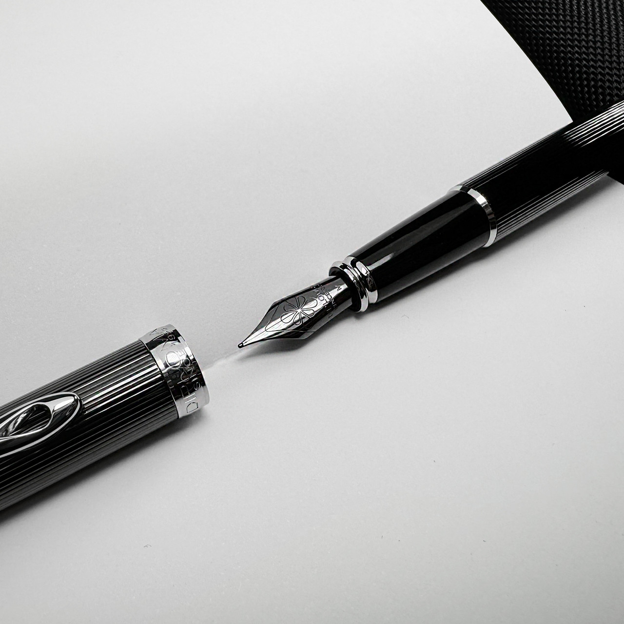 Stylo à bille Diplomat Excellence A Guilloche PVD Noir/Chrome