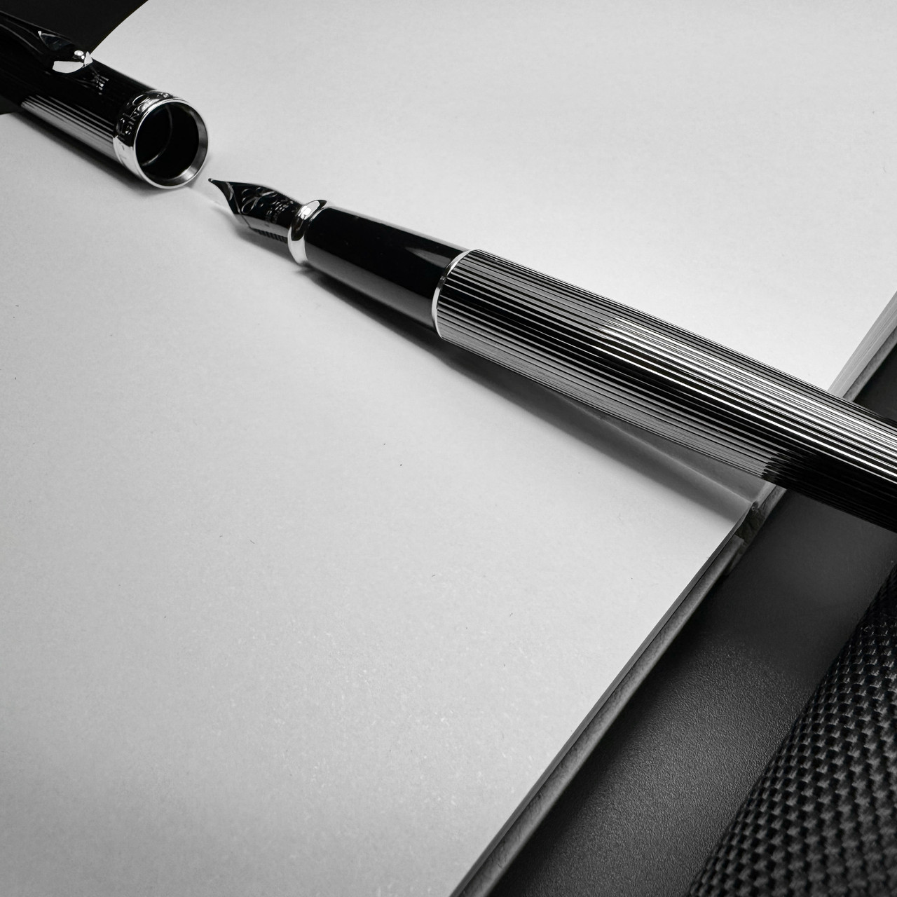 Stylo à bille Diplomat Excellence A Guilloche PVD Noir/Chrome