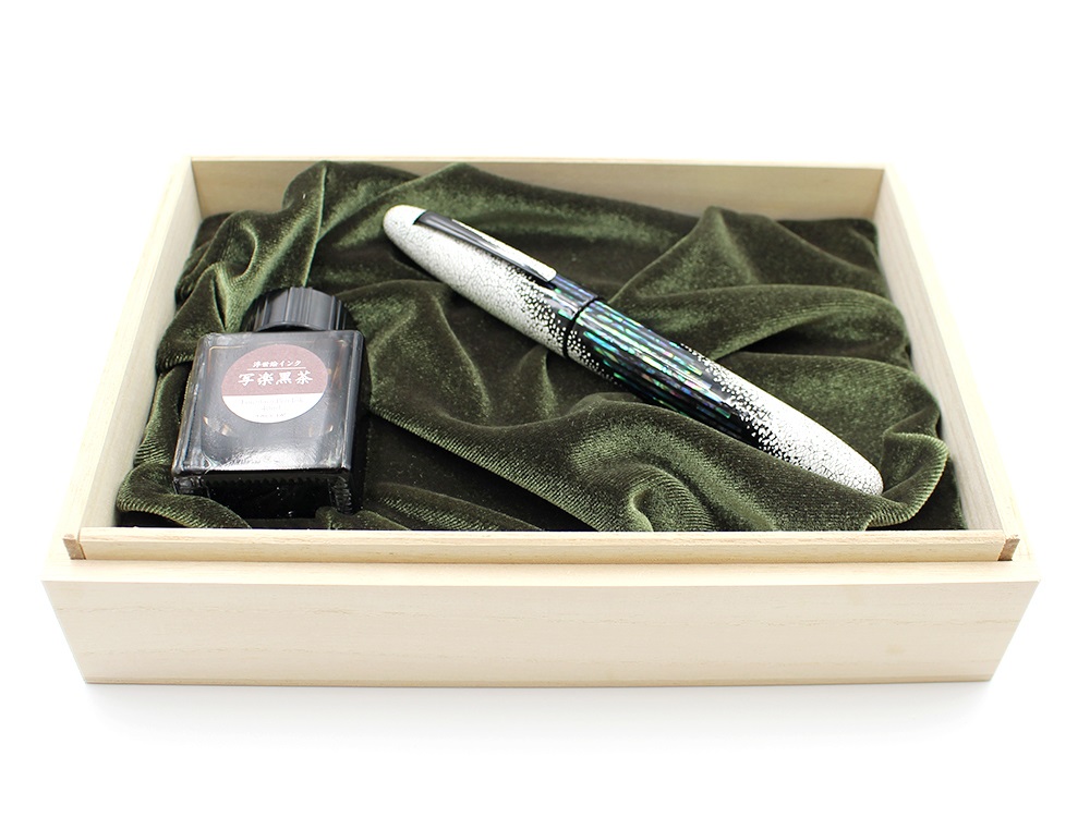Taccia Miyabi Empress Maki-e Winter Breath LE Pluma estilográfica